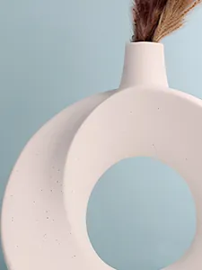 Detailaufnahme der minimalistischen Donut-Vase aus Harz mit matter, cremefarbener Textur