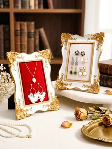 Elegantes expositores de joyas vintage europeos en blanco y oro con forro de terciopelo