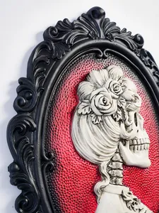 Detaillierte Nahaufnahme eines gotischen 3D-Schädel-Reliefs mit Rosen in schwarzem Rahmen