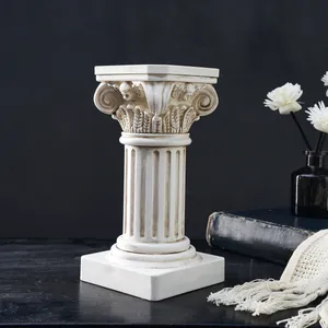 Primer plano de columna romana antigua para utilería fotográfica con tallado fino