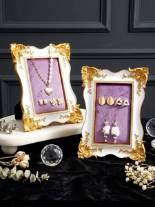 Expositor de joyas de estilo europeo con detalles dorados y terciopelo morado.
