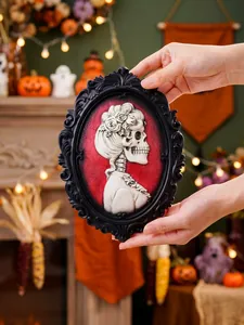 Gotischer Rahmen im Vintage-Stil mit Skelett-Relief, der mit den Händen gehalten wird.