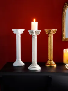 Colección de tres elegantes portavelas de columna romana de resina en blanco y oro