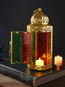 Vintage ijzeren Marokkaanse lantaarn met gekleurd glas op een decor van oude boeken