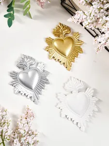 Gedetailleerd overzicht van de gotische hars hart wanddecoratie in goud, zilver en wit