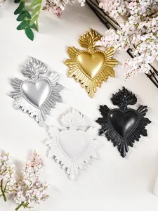 Set van vier vintage gotische hars heilig hart wandhangers in metallic en zwart-wit