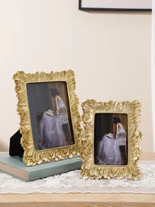 Detailansicht von zwei kunstvollen goldenen Fotorahmen im europäischen Stil