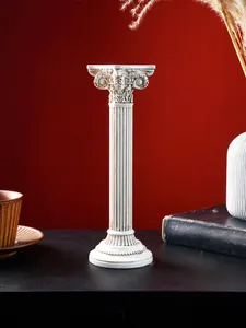 Detalle de candelabro de columna romana retro de resina con acabado blanco envejecido