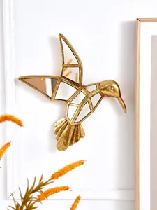Gros plan détaillé de la déco murale colibri en résine dorée avec inserts miroir élégants