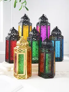Collectie kleurrijke Marokkaanse lantaarns van ijzer en glas voor huisdecoratie