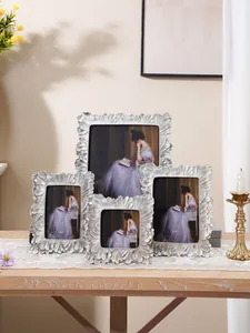 Elegantes silbernes Vintage-Fotorahmenset mit Blattmuster in verschiedenen Größen für Deko