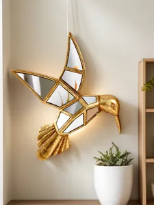 Vue détaillée d'un colibri doré en résine avec miroirs incrustés et rétroéclairage décoratif.