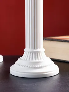 Detalle de primer plano de un candelabro de columna romana de resina blanca retro.