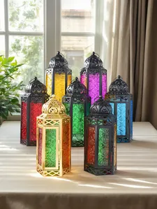 Collectie kleurrijke Marokkaanse ijzeren lantaarns met glasdetails op een zonnige tafel