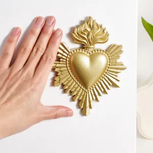 Vintage gotische gouden Heilig Hart hars wanddecoratie getoond met hand voor schaal