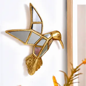 Décoration murale colibri en résine dorée avec incrustations de miroir géométriques