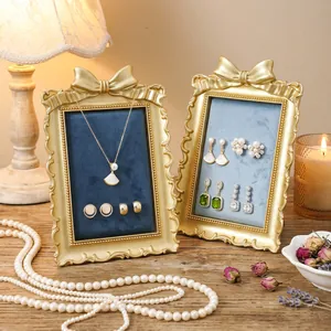 Vintage Gold-Schmuckdisplay Rahmen mit Schleife und Samtfutter für Ohrringe und Ketten