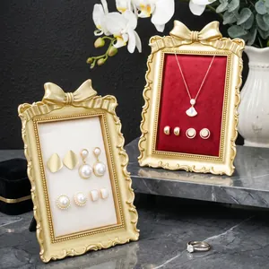 Elegante goldene Schmuckständer mit Schleife und Samtfutter für Ohrringe und Ketten