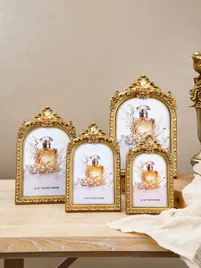 Detailansicht eines Sets von goldenen Harz-Fotorahmen mit barocken Reliefschnitzereien