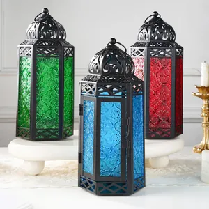 Antieke Marokkaanse ijzeren lantaarns met gedessineerd groen, blauw en rood glas