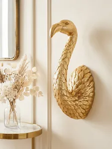 Elegante scultura da parete in resina di fenicottero dorato per arredo casa moderno.