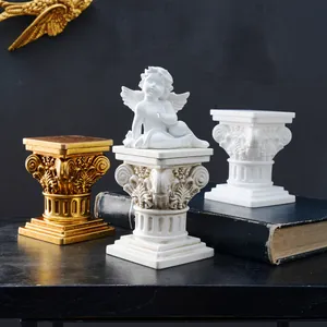 Adornos de columnas romanas clásicas con un ángel querubín blanco sobre madera negra.