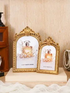 Zwei goldene Barock-Fotorahmen aus Harz in den Größen 5x7 und 3,5x5 für Desktop-Dekoration