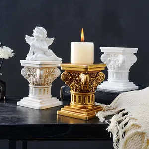 Primer plano de un candelabro vintage con forma de columna romana dorada y una vela