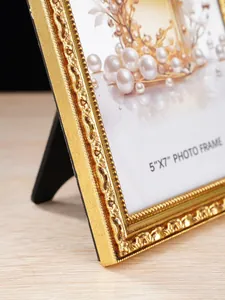 Detailansicht des verzierten Prägerahmens eines goldenen 5x7 Vintage-Harz-Fotorahmens.
