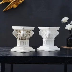 Detalle de portavelas de columna romana en acabados blanco envejecido y blanco puro