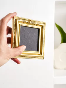 Miniatur Vintage Gold Fotorahmen mit verzierten viktorianischen Schnörkel- und Perlendetails