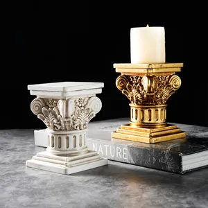 Detalle de candelabros de columna romana vintage en acabados oro y piedra