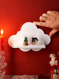 Nahaufnahme eines minimalistischen weißen wolkenförmigen Wandregals für das Kinderzimmer