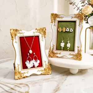 Elegantes marcos de joyería de estilo europeo con fondo de terciopelo rojo y verde