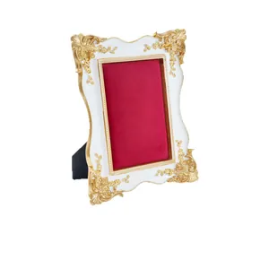 Marco de fotos de estilo europeo vintage blanco y dorado con terciopelo rojo para joyas