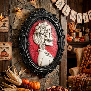 Vintage Gothic Totenkopf-Relief Wandbehang im schwarzen geschnitzten Rahmen für Halloween