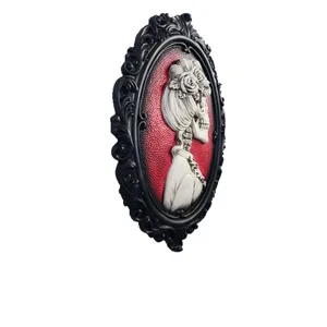 Gotische Wanddekoration mit Totenkopf-Relief im schwarzen Vintage-Rahmen für Halloween