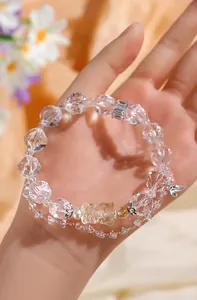 Elegante pulsera de cristal blanco facetado con dije de oso de citrino y perla natural
