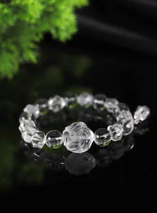 Primer plano detallado de una pulsera de cristal blanco facetado con centro en forma de rosa