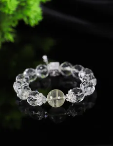 Vista macro de pulsera de cuarzo transparente facetado y cuarzo limón con detalles plata