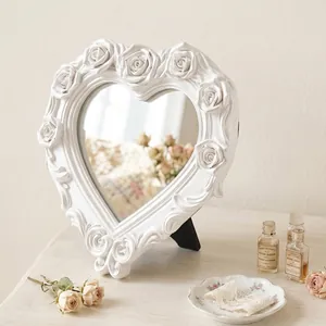 Eleganter herzförmiger Desktop-Make-up-Spiegel mit exquisitem weißen Rosenrelief-Dekor