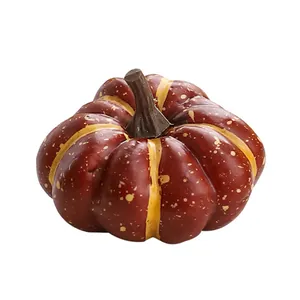 Zucca artificiale dipinta realistica per le decorazioni festive su sfondo bianco