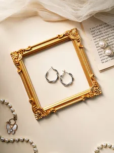 Vue détaillée du cadre doré vintage européen pour la photographie de bijoux esthétiques