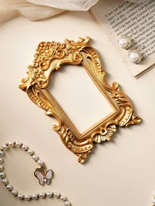 Gros plan sur un cadre orné doré vintage avec des motifs de relief floral décoratifs