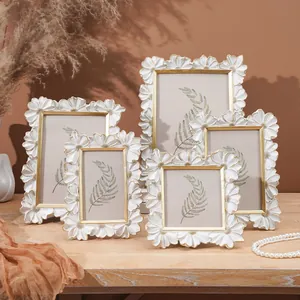 Set vintage hars fotolijsten met 3D madeliefjesrand en een elegante gouden rand