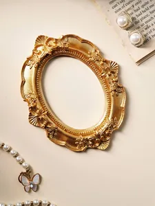 Gros plan d'un cadre photo européen doré sculpté vintage pour décor de photographie studio