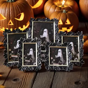Set van vintage zwarte Halloween-lijsten met goudrand en schattige lezende spook