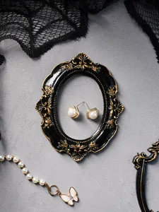 Marco ovalado en miniatura vintage en negro y oro para casa de muñecas o joyería