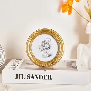 Detailansicht eines runden Vintage-Goldfotorahmens mit eleganten Rosenprägungen