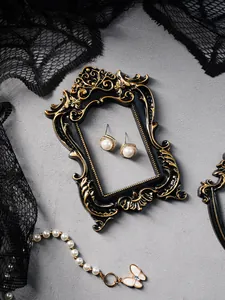 Primer plano de un marco de fotos retro europeo en miniatura negro y dorado con encaje